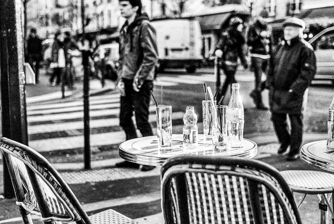 outdoor-cafe-table-paris-france-2011